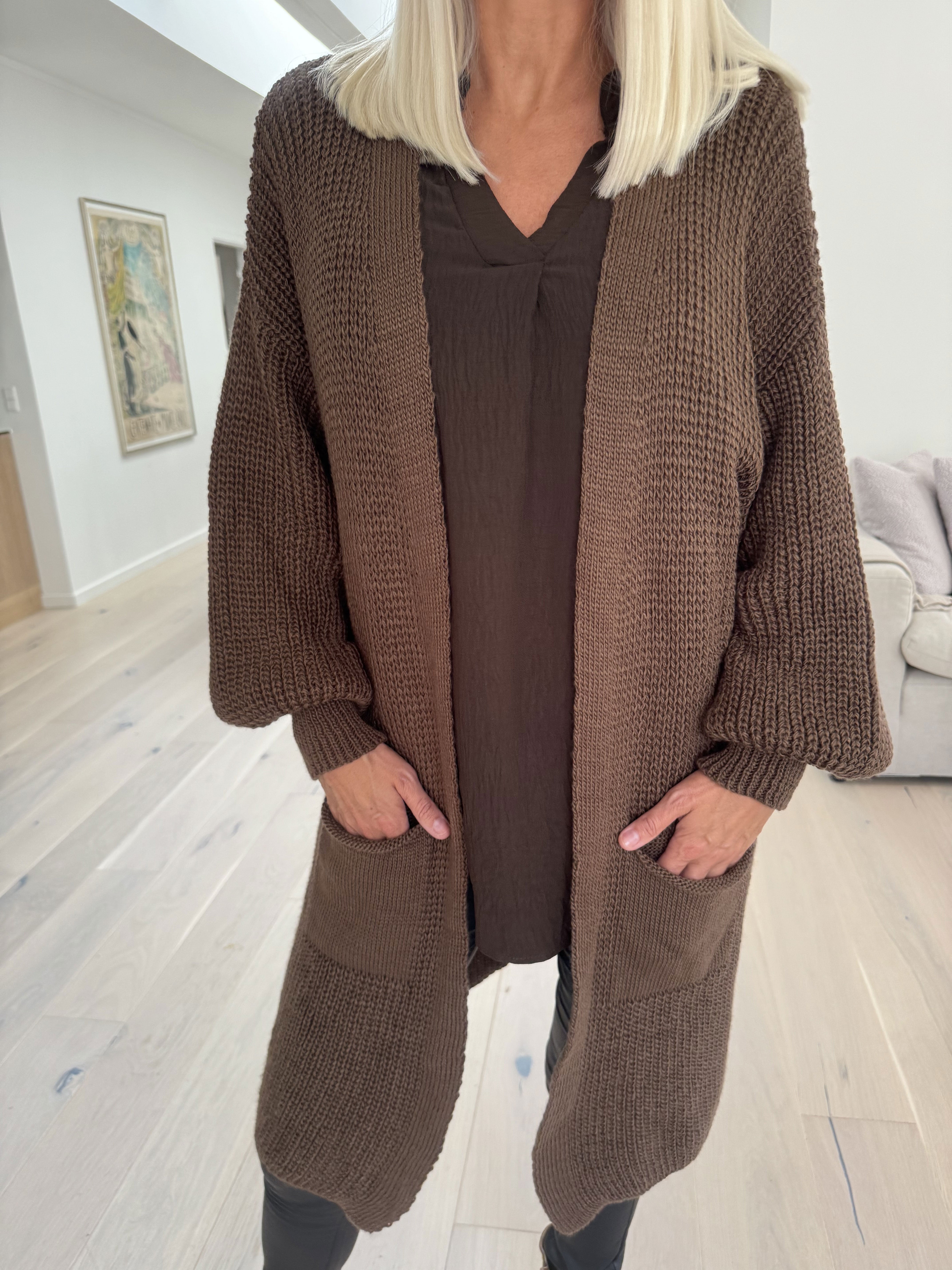 Sally Midi - Snygg stickad kofta med ballongärmar och fickor